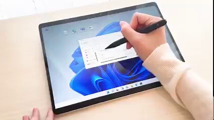 【 PDF を開いて手書きメモを記入 】 http://msft.it/6189g89OD Surface なら、標準搭載の Microsoft Edge で簡単に PDF を開くことができ、そのまま手書きメモを書き込むことも可能です。 デジタル化された書類へメモや氏名を書き込みたいときなどに大活躍ですよ。 | Surface
