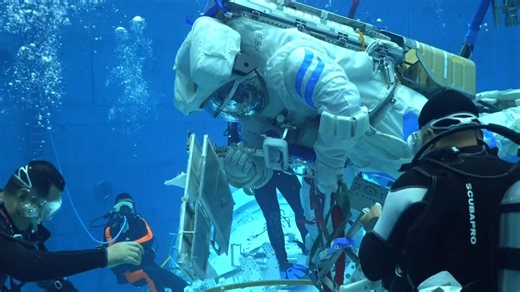 China's Shenzhou-21 crewed spaceship is scheduled to be launched on Friday. Watch how the three astronauts of the spaceflight mission underwent training. | China Xinhua Sci-Tech