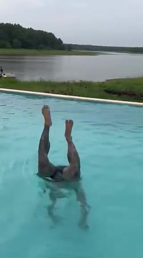 Underwater Handstand..🫧🥽 #moeaungyin #myanmartiktok #myanmarcelebritytiktok #dj #music #party #pool #water #underwater #dive #handstand #fun #lake