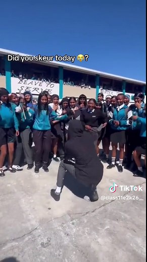 Energetic School Sceur Dance Battle Erupts!