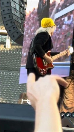 ⚡🎯 AC/DC tear up decades – Angus Young in the same clothes, older than expectations #ACDC