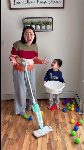 Making floor messy 😆👧🏻❤️👶🏻
