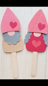 Create an adorable gnome puppet for Valentine's Day with this freebie pattern. #valentinesday #valentinecrafts | Ruffles And Rain Boots