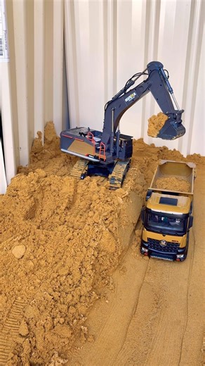 🚧BIG SCOOP ready for the rc dump truck#rcconstruction#rcexcavator#heavyequipment #dumptruck#shorts