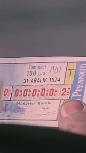 Ümit Ateş on Instagram: "Geleneksel Yılbaşı paylaşımımızı yapalım 😁 Büyük ikramiye hayalleri vs. Gerçekler. Bilet değil toto kağıdı mübarek! 🤣 #ZekiAlasya #MetinAkpınar #MilliPiyango #Yılbaşı"