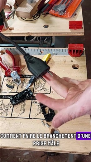 Changer une prise électrique d'un appareil, c'est facile et rapide ! 🔌🌟 #DIY #BricoFacile #Électricité #Maison #Travaux #RénovationIntérieure #Bricolage #AstuceBricolage #Bricoleur #AstuceMaison #BricolageFacile #ProjetsDIY #BricolageCréatif #IdéesBricolage #BricolagePourTous
