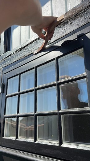 1K views · 85 reactions | Du ser det mest tilfredsstillende i dag 襤 Sort fuge der bliver glittet til perfektion - hvad synes du selv? ✨ #fuge #vinduer #sort #københavn | Den Fine Fuge | Facebook