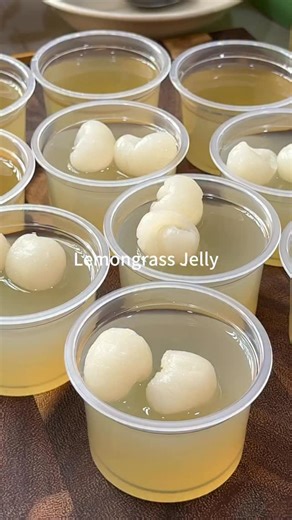 One of the nicest refreshing desserts I’ve had recently light, cooling, and so satisfying✨🥳 I kept it less sweet, so the whole dessert feels super clean and refreshing. Chill until set and serve it with lime honey or canned longan — both so good. 📝 Ingredients (Jelly Base) • Agar-agar powder — 20g • Water — 2000ml • Sugar — 100g (less sweet) / rock sugar • Lemongrass — 8 stalks • Pandan leaves — 4–5 pieces 🧊Topping Options • Lime juice honey • Canned longan with syrup #lemongrassjelly#jelly |