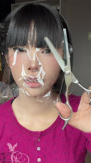 さぼん流前髪切り方講座!! 顔に髪の毛着くの嫌な人やってみて #前髪切り方 #ぱっつん前髪 #黒髪ボブ #サランラップ #一重メイク | Bob Hair