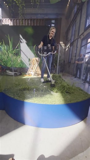 Suite au salon de Stuttgart, Bosch c’est aussi une gamme complète pour le Jardin. Et la nouvelle tondeuse à batteries est maintenant tractée, et comme dit mon acolyte @johsurlecaro , ça fait office de footing tout en tondant ta pelouse 😅. Avec l’ancien modèle, j’arrivais à tondre plus de 800m2 avec 2 batteries de 12ah, a voir ce que va donner ce nouveau modèle !! D’autres nouveautés arrivent on vous tiendra informé. Collaboration commerciale @boschprofessionaleurope @primavera.rp #ericlecarrele