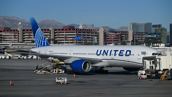 United Airlines stock pops on earnings, forecast