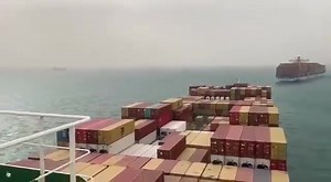 6.8K views · 44 reactions | El Canal de Suez, bloqueado por el encallamiento de Ever Given, un enorme barco carguero. Cientos de buques esperan poder cruzar el Canal navegable situado en Egipto. | Rosario3 | Facebook