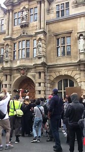Angry mob gathers at Oxford University Statue of Cecil Rhodes demanding 'TAKE IT DOWN'! The Police better be ready to stop any criminal damage! 🤬 | Unity