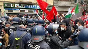 58K views · 598 reactions | Tausende pro-palästinensische Menschen haben am Samstag in Berlin demonstriert. Wegen Verstößen gegen die Corona-Hygieneregeln hat die Polizei die Demo aufgelöst. Es kam zur massiven Ausschreitungen nach der Auflösung. | Tagesspiegel | Facebook