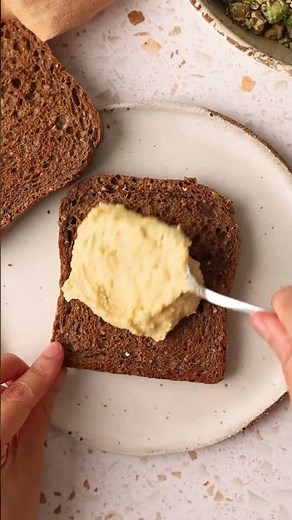 Flavour, nutrients...and no fishy business! Make this chickpea 'tuna' sandwich!