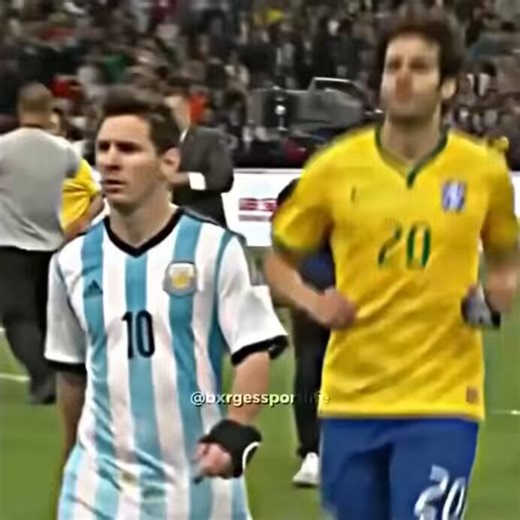 Me habia olvidado de este match! terrible, parecia que estabamos a años luz de ellos. Increible la aceleracion de Kaka y eso que Messi es ligerito y correr con la pelota es mas dificil, pero volo Daniel San