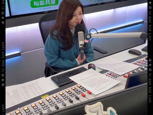 SMG上海经典音乐广播经典（FM94.7）普及古典音乐的《与你共享》（主持人：依嘉）节目视频直播选段