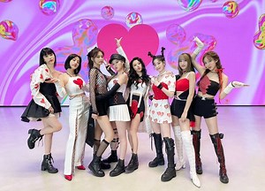 Twice chính thức comeback với MV Scientist