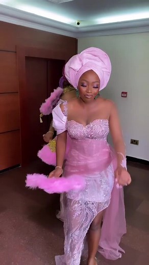 Come and see my mother❤❤ The bride’s sisters and mum looking so gorgeous 💜😍 Makeup @oteniaramakeovers Gele styled @gele_by_segunlagos Outfit @lara.evelyn.designs Event @toriasevents #traditionalweddingng | Traditional Wedding NG