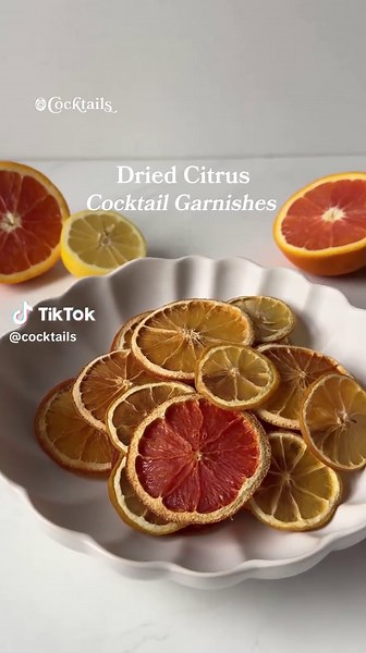 Serve the most elegant cocktails with this simple garnish. 🍊 #dried #citrus #dehydratedgarnish #hack #cocktails