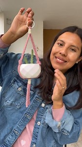 60 segundos para hacer un porta macetas de macramé 🪴🧵#macrame #reels #hechoamano #emprendimiento #macramelove #reelsinstagram #artesanal #macramé #macramê #hechoamanoconamor #tutorial | Carey macrame