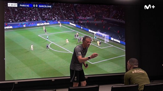 Luis Enrique ini emang cocok untuk skuad yang penuh bintang dengan egonya. Bahkan, di video ini, Mbappe dibuat hanya diam dan senantiasa mencerna apa keinginan Enrique ke dia. Walaupun, hasil di lapangan, tidak sesuai. Akhirnya, Mbappe milih pergi.