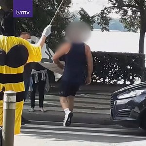 493K views · 3.2K reactions | En kvindelig demonstrant måtte en tur i asfalten, da en vred bilist angreb hende, mens hun var aktiv til en demonstration i Viborg. Video: Privat Læs mere her: https://www.tvmidtvest.dk/viborg/bilist-angriber-demonstrant-ved-ulovlig-demonstration | TV MIDTVEST | Facebook