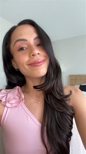 We love this super easy 3-shade eye shadow look using ColorLuxe Eye Shadow Sticks in Rosé, Moonstone and Americano. @livingwithselene | jane iredale