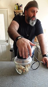 179K views · 5.7K reactions | Hai noroc si voie buna dragilor. Astazi va propun o reteta simpla..o reteta cu porc si anume Porc Milanese sau mai pe romaneste snitele de porc....o reteta usoara cu carne de porc ce zic eu ca merita incercata. Sa aveti o zi minunata.  Pofta mare! #sniteledeporc #porkmilanese #retete #barbosu | Barbosu | Facebook