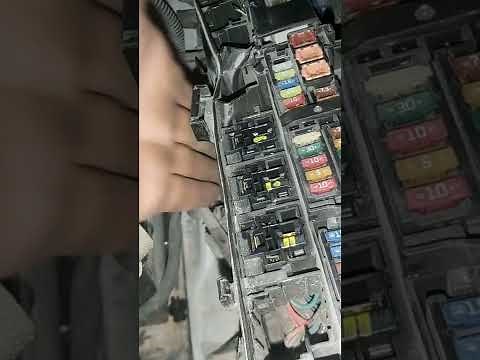 طريقة فك علبة فيوز( فيوز بوكس) لاند كروزر🧑‍🔧💡 How to Remove Fuse Box Land Cruiser