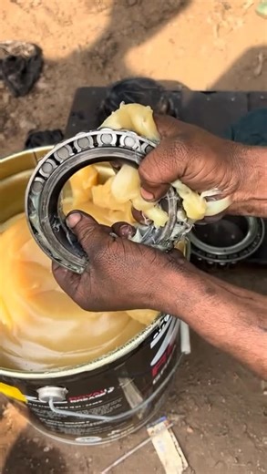 1tutambilgii | Bilim & Bilgi on Instagram: "🚛 Bir Avuç Gres, Tonlarca Yük 🌍 English explanation in the comments! Bu gördüğünüz parça bir teker rulmanı (wheel bearing). Bir kamyon tonlarca yük taşırken, aslında yük bu küçük silindirik makaralar üzerinden dağıtılır. Yani dev bir aracın ağırlığı, milimetrelerle ölçülen metal yüzeylerin üzerinde döner. Peki neden gres kullanılıyor? Gres; • Metalin metale temasını engeller • Sürtünmeyi azaltır • Isıyı kontrol eder • Aşınmayı geciktirir • Paslanmayı