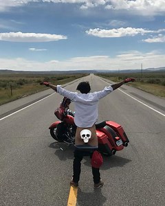 Kelly Clarkson and “Teen Wolf”’s Tyler Posey bond over their love of getting naked: 'It's just bodies!'