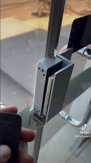 Instalação de fechadura magnética em porta de vidro