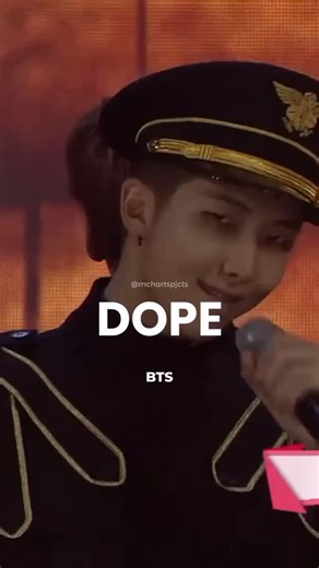 Magic Charts Projects on Instagram: "Em “Dope”, o BTS desafia o estereótipo de juventude preguiçosa ao destacar sua ética de trabalho e dedicação. Logo nos primeiros versos, o grupo afirma:“Trabalhei a noite toda, todo dia / Enquanto você se divertia no clube”, mostrando que seu sucesso vem do esforço constante, não da sorte. Essa postura responde diretamente às críticas frequentes à juventude coreana, vista por muitos como desmotivada, e reforça a confiança do BTS em seu próprio caminho. A letr