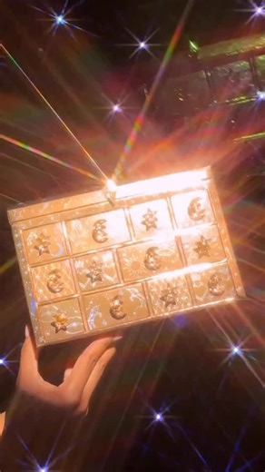 ALMA BEAUTY STORE | БИШКЕК on Instagram: "Сундук с сокровищами красоты Charlotte Tilbury от Charlotte приглашает вас открыть двенадцать ящичков, наполненных сезонными сокровищами. В каждом ящичке вы найдете микс полноразмерных легендарных средств и любимых средств, которые можно взять с собой в дорогу: от средств для сияющей кожи до средств для губ и глаз, придающих сияние. Этот набор, упакованный в памятный ларец, украшенный роскошными деталями, вдохновит на создание бесконечного количества обр