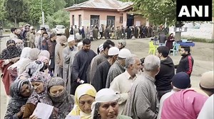 #WATCH | #JammuandKashmir: Voters queue up outside a polling booth in Ganderbal National Conference (NC) has fielded Aga Syed Ruhullah Mehdi from the Srinagar Lok Sabha seat, PDP fielded Waheed-ur-Rehman Para, and J&K Apni Party’s fielded Mohammad Ashraf Mir. #LokSabhaElections2024 | TIMES NOW