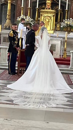 Trop drôle la version d’Instagram de story à la une ! C’est dans le désordre mais ça fait le job ! Robe en jacquard @elitex , voile en tulle de soie @bertrandgriere et dentelle @sophiehalletteofficial #robedemariée #robedemarieesurmesure #bodaperfecta #vestidodenovia #robedemarieeparis #robedemariee #robedeprincesse #mariage #bridedress #noviasdiferente #noviaperfecta #creationfrancaise #wedding #weddingdress #bridetobe #creationunique #creationfrancaise #bespokeweddingdress #jecouds #jecoudsdon