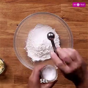 Voici comment faire les craquelins maison aux graines de caméline de Luca Cianciulli. 😋 | Marina Orsini: 5 chefs dans ma cuisine