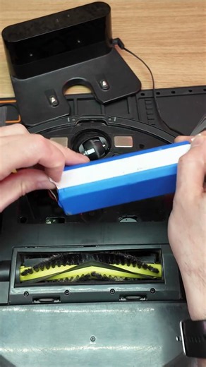 The easy way to change your robot vacuum battery 🔋 #diy #tutorial #shorts