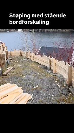 Betong møter kystlandskap🌿 Stående bordforskaling gir struktur, varme og et uttrykk som glir rett inn i naturen #betongarbeid #betongentreprenør #støttemur #forskaling | Øygarden Betongentreprenør As