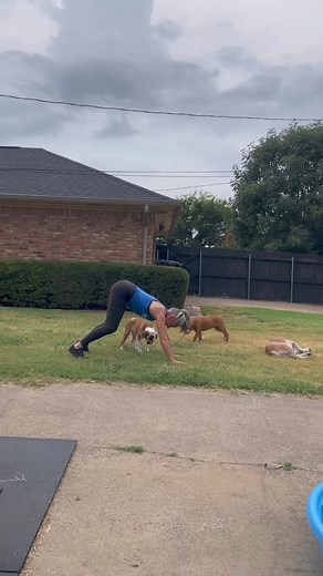 Planks with a hop, strength and elasticity combo for your run! Start in a plank, keep knees bent and lead with hips. Lift hips up and feel how light your feet feel when they pull up from the ground. Try planks, jacks, travel hops or even a hop to handstand! Try a few hops then stand up, pull up and run, pulls feel light and quick. ✅out the free start plan on the site, includes body weight strength exercises for your run: runrx.fit | RUNRX