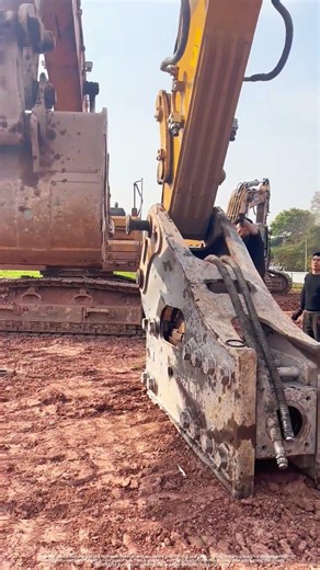 Stuck Breaker Pin? Excavator Bucket Pushes It In Smoothly!