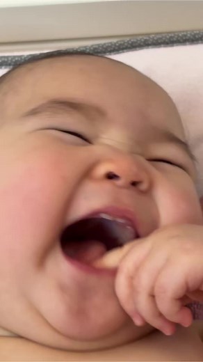 귀여운 아기와 하트모양 코구멍의 매력