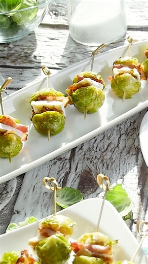 Most of us associate Brussels sprouts with the deterrent smell that comes from cooking and the bitter taste. The prejudices result from the fact that people usually eat inadequately prepared Brussels sprouts. Steamed or boiled in water with milk, it has no bitterness at all. Fresh Brussels sprouts are great baked in the oven with the addition of olive oil. A few more little extras and you won't be able to tear yourself away from the Brussels sprouts - you'll love it! #recipeoftheday #recipeideas