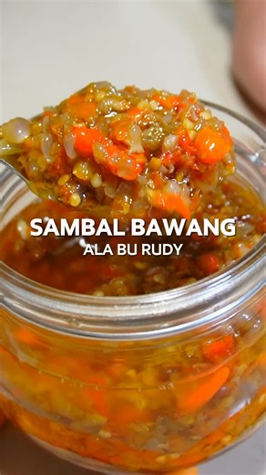 Fadhilah Ayu Sukma Putri on Instagram: "Stock Sambel Bawang yang insponya dari sambel bawang ala bu Rudy, tapi aku bikin versi lebih pedes, gurih & sedep!🤤 Makan sambel ini aja pake nasi anget, beuuuh enak bangetttt sih🤤✨ Full resepnya di sini ya🧕🏻⬇️ BAHAN: • Bawang putih, 6 siung • Terasi bakar, 3 blok • ⁠Air, 50ml • ⁠Cabe rawit, 300 gr • Bawang merah, 250 gr • ⁠Garam, 20 gr • MSG, 20 gr"