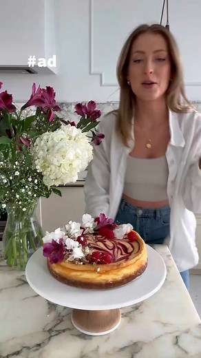 #ad It's officially Spring which means full-on cheesecake mode. Here's how to make your cheesecake look centerpiece-worthy with a swirl of raspberries and fresh flowers! (edible flowers are ideal but if you’re using non-edible flowers just remove them before eating your cheesecake 😉) @philadelphia #philadelphiacreamcheese