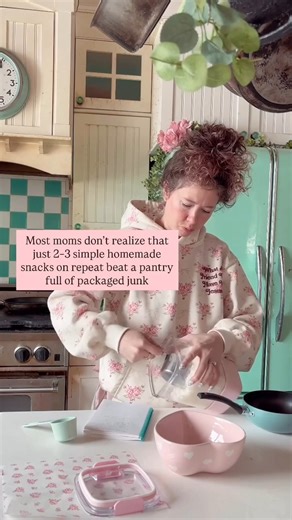 First comment “SNACKS” to get 40 of our families favorite protein packed snack recipes that you can make in minutes from home! 🫶🏽 Homemade snacks could solve SO many of the daily battles. The mood swings. The picky eating. The endless snack begging. The crashes and tantrums. It’s not about being perfect, it’s about giving their little bodies what they actually need. And trust me, the shift is worth it. Less chaos, more calm. Less sugar, more nourishment. More energy for everyone. Comment “SNAC