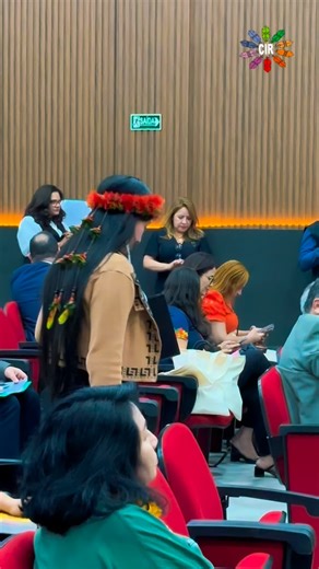Conselho Indígena de Roraima on Instagram: "Tuxaua Kelliane Wapichana participa de debate sobre violência e discriminação contra povos indígena em seminário na OAB-RR A Tuxaua Geral do Movimento de Mulheres Indígenas, do Conselho Indígena de Roraima (CIR), Kelliane Wapichana, participou, no dia 20 de outubro de 2025, do seminário “Imersão na Floresta Amazônica para Escuta Ativa dos Povos Originários com Ênfase nas Garantias do Trabalho Digno e Seguro” e do Fórum de Debates sobre o Trabalho Infa