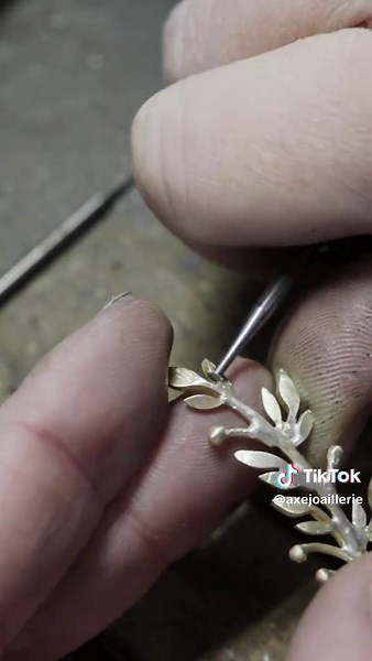 Je suis de retour ! 🌞 Après cette longue absence pendant ma grossesse et les premiers mois de vie de mon bébé, il est temps pour moi de retrouver l’atelier ⚒️ Je vous annonce donc avec joie que la boutique est ouverte ! ✨ Vous découvrirez mon nouveau site internet ainsi que mes dernières créations 🤍 Partagée entre l’envie de reprendre le travail et continuer de profiter à fond des moments passés avec mon fils, je vais reprendre les commandes progressivement et à un rythme plus tranquille qu’au