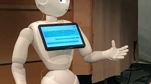 KI-Experiment: Roboter Pepper in der Münchner Runde